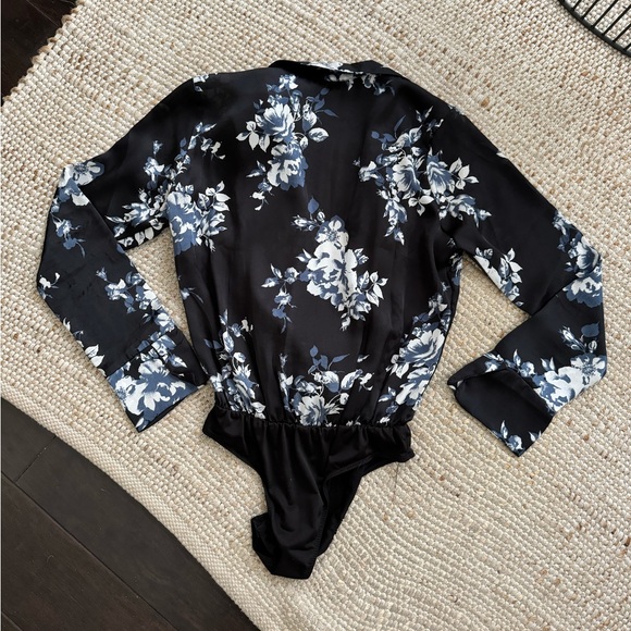 Lulu’s Black and Blue Floral Bodysuit, Size S - Picture 5 of 6